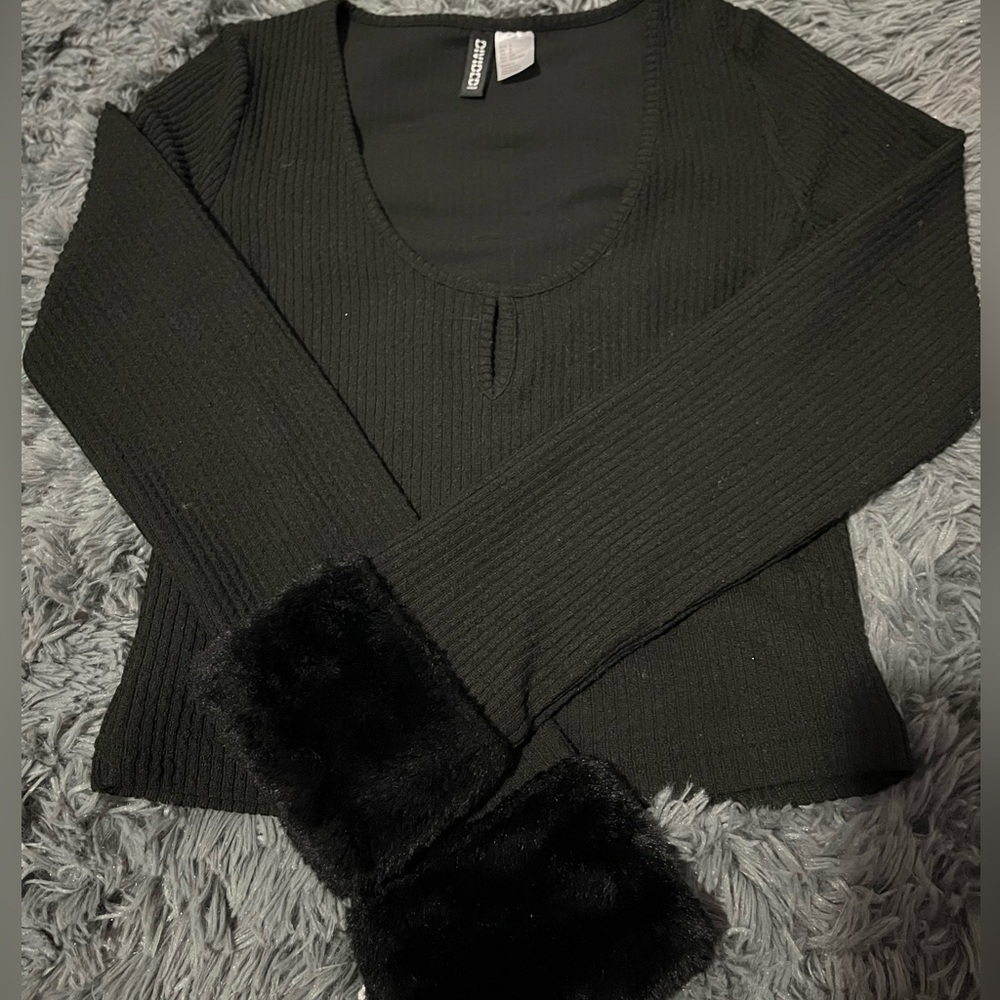 BLACK H&M LONG SLEEVE TOP WITH FUR CUFFS